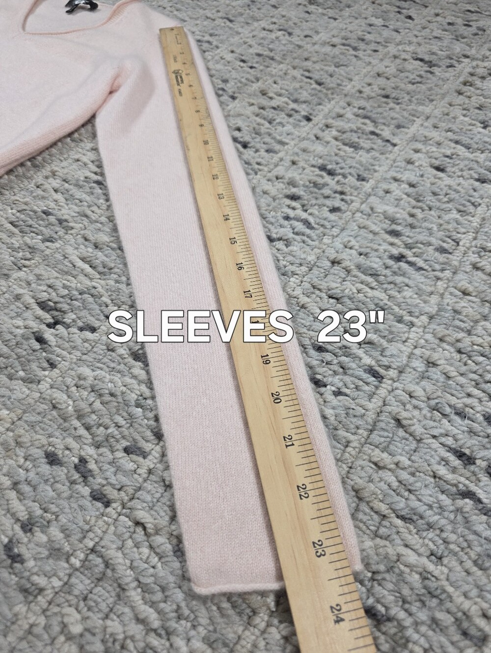 Saks Fifth Avenue 100% Cashmere Pale Pink V-Neck Sweater M NWOT Quiet Luxury - Picture 10 of 12